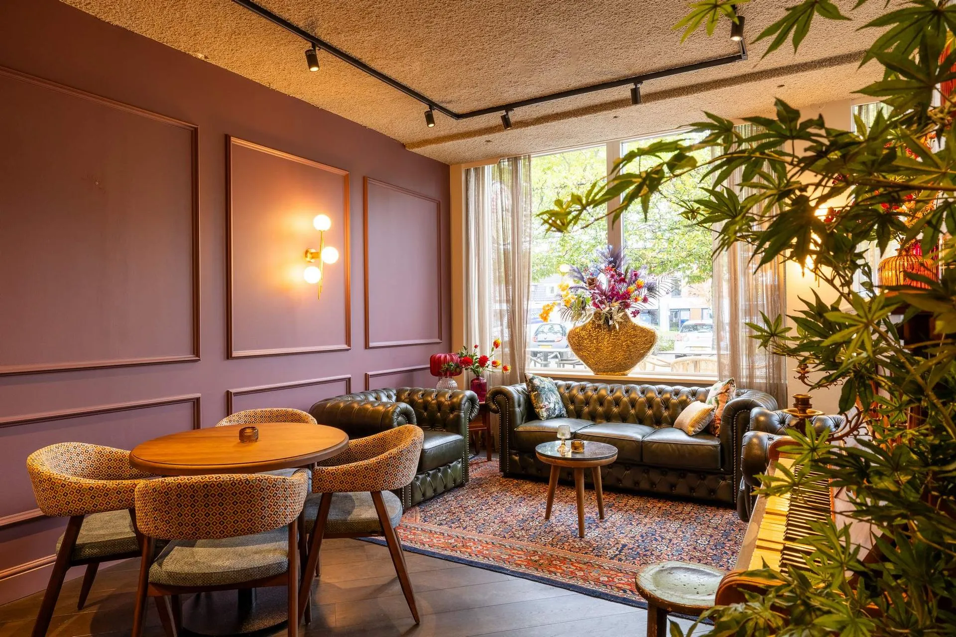 Lounge van Boutique Hotel De Statie met chesterfield banken en warme inrichting