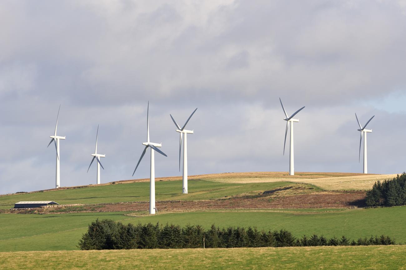 Windturbines en een onderstation met communicatieapparatuur