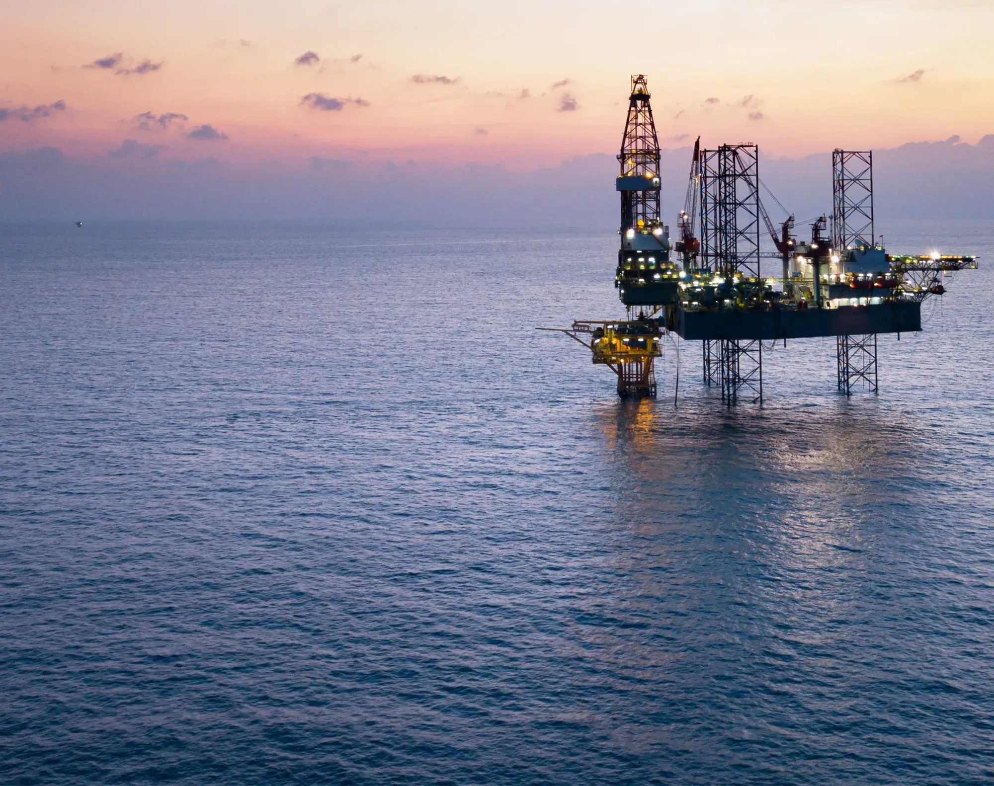 Offshore platform op zee bij zonsondergang met permanente verbinding