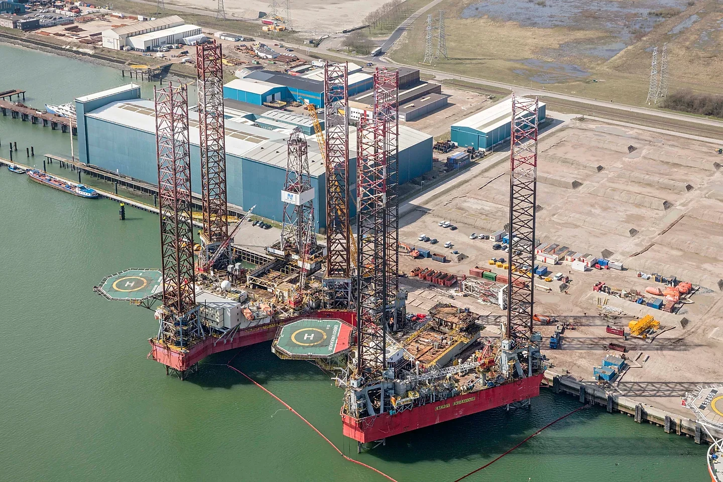 Offshore jack-up platform Petrodec Erda op zee met TVRO-schotels aan boord