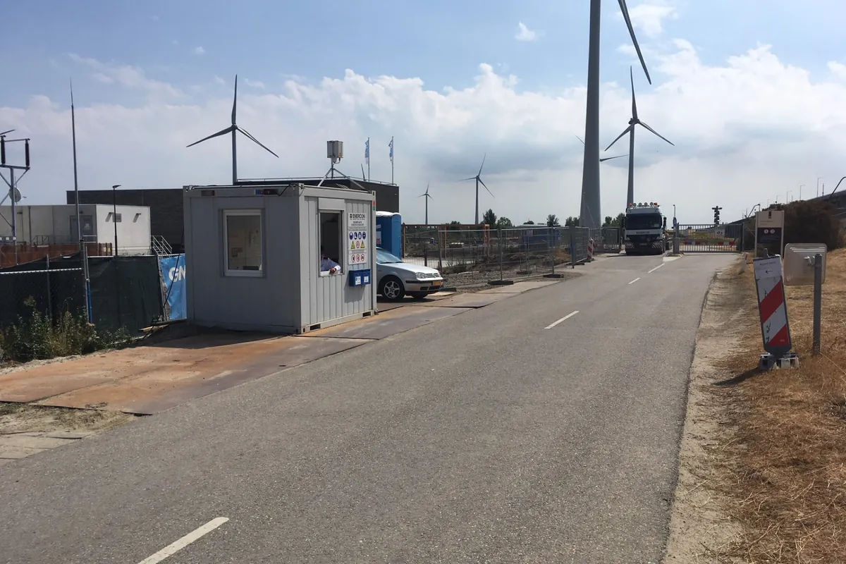 Industriële locatie met draadloze verbinding op afgelegen terrein